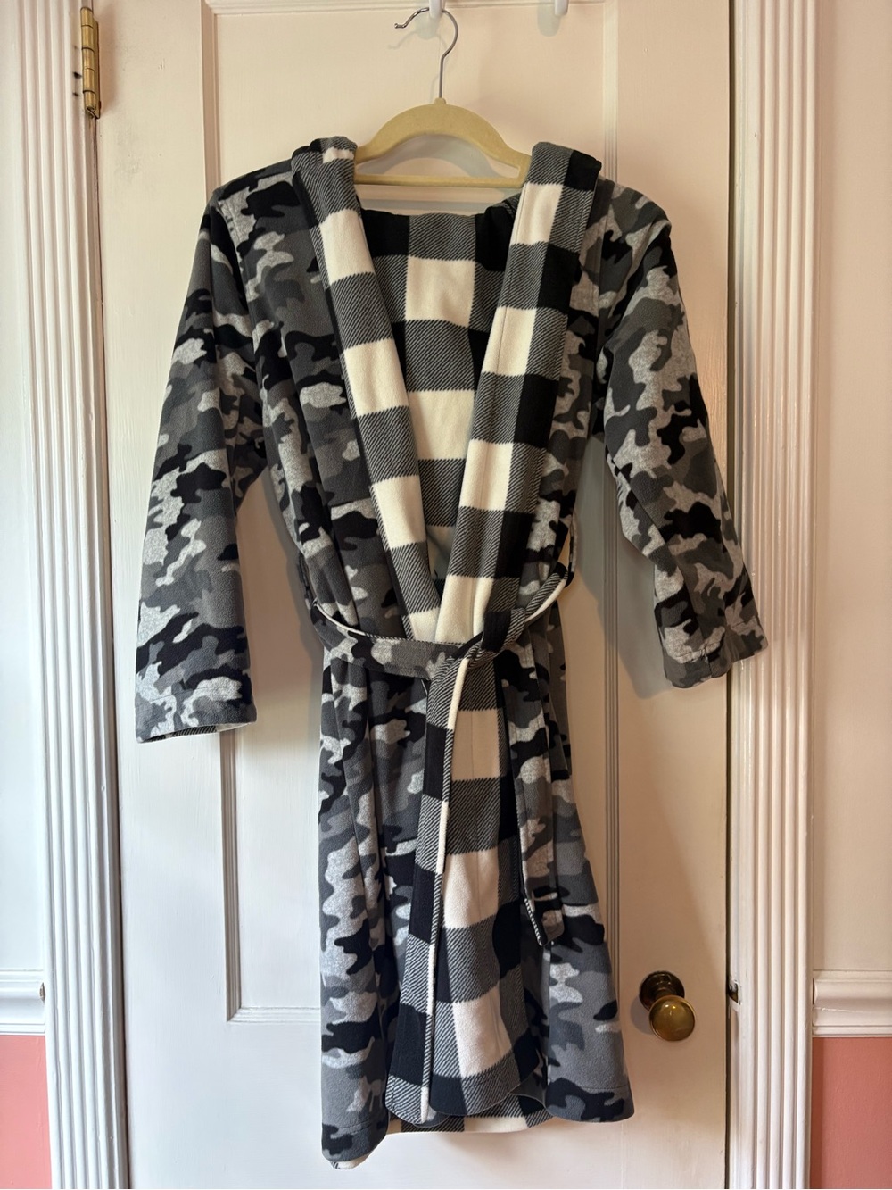 Reversible Black & White Camouflage & Buffalo Plaid Robe w/Hood - Boys sz
10-12